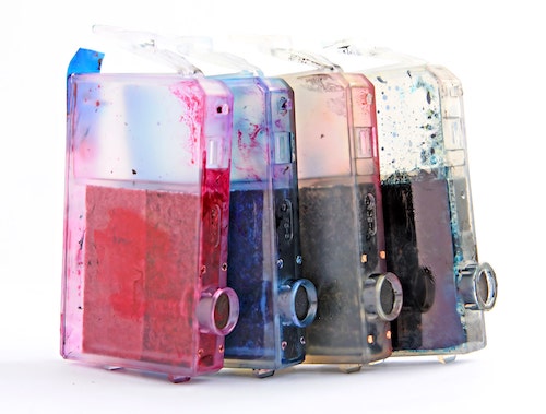 transparente Tintenpatronen für Drucker gefüllt mit Farbtinte