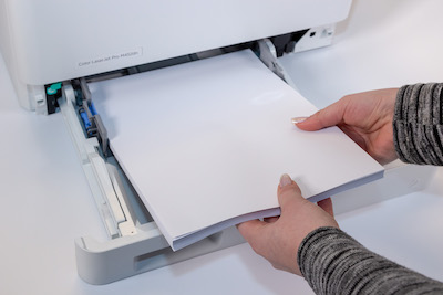 Druckerpapier wird in Papierfach eingelegt