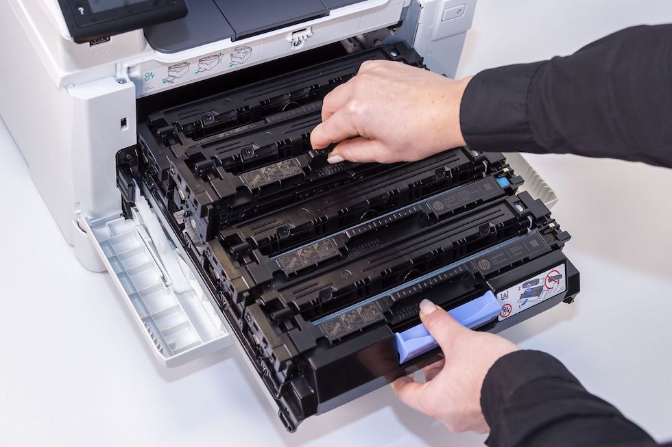 Laserdrucker offen und Toner wird entnommen