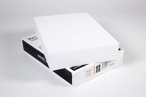 Stapel Druckerpapier - verpackt und unverpackt