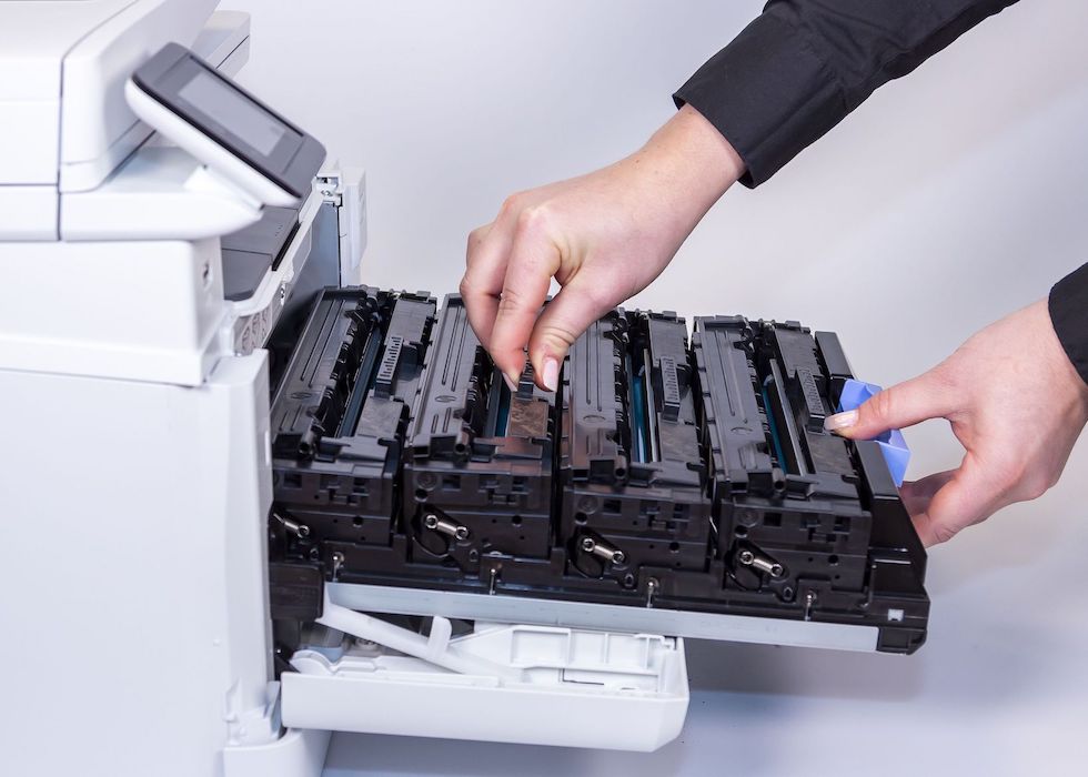 Toner wird aus Drucker entnommen