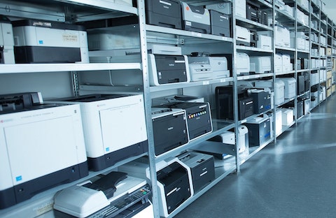 Bürodrucker, Businessdrucker und Multifunktionsdrucker in Regalen