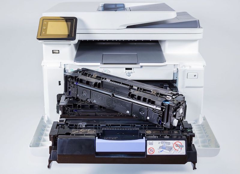 Laserdrucker geöffnet mit Tonerkartusche