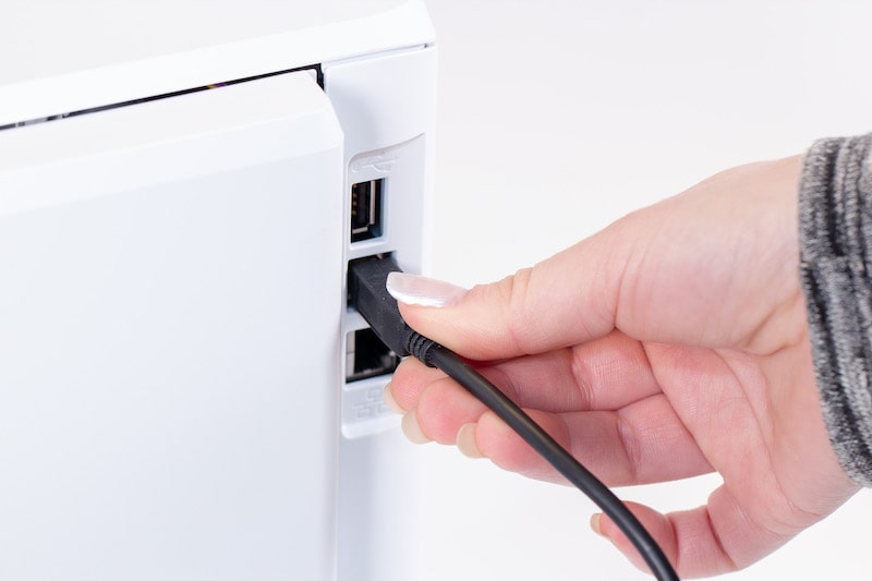 USB-Kabel wird auf richtigen Sitz geprüft