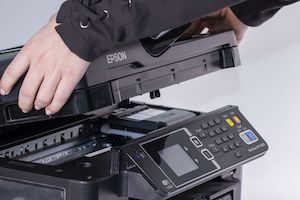 Check ob Wartungsklappe bei Epson-Drucker richtig schleißt