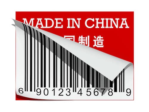 China-Flagge, die hinter halb abgezogenem Barcode-Aufkleber erscheint