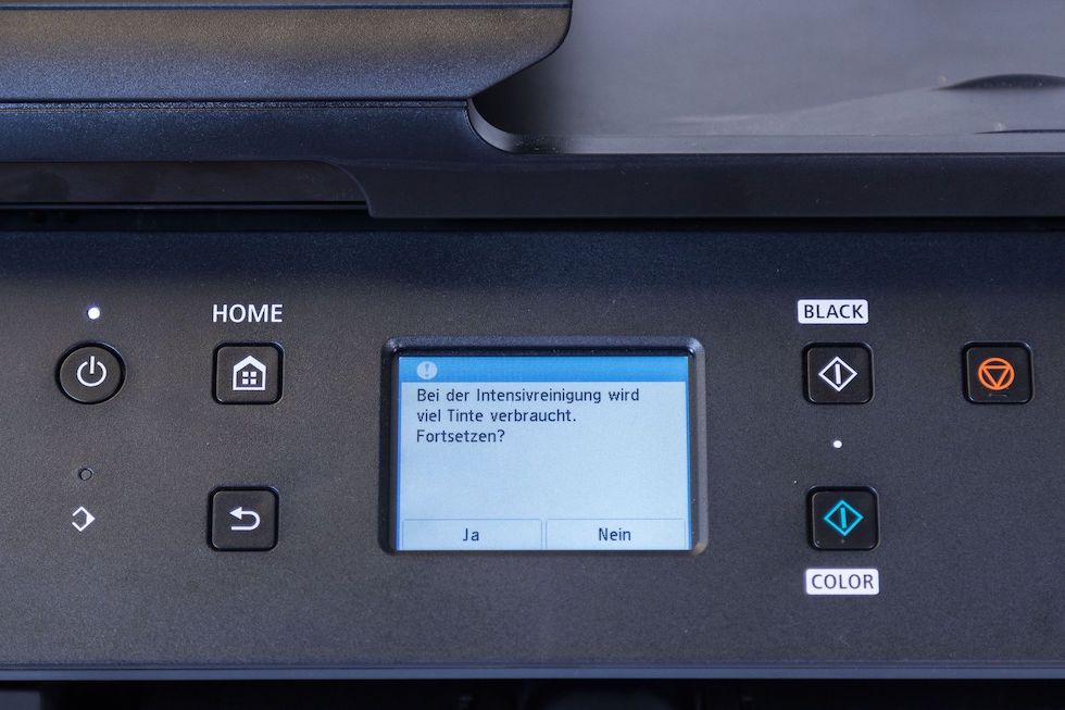 Druckerdisplay mit Informationen über Tintenverbrauch bei automatischer Intensiver Druckkopfreinigung